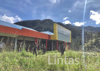 Satgas Yonif 323 Melaksanakan Karya Bakti Pembersihan Puskesmas Dalam Rangka HUT TNI Ke-79