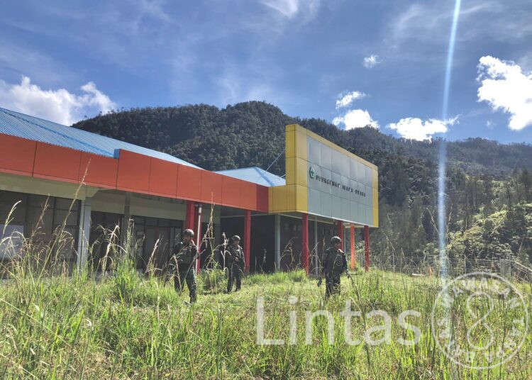 Satgas Yonif 323 Melaksanakan Karya Bakti Pembersihan Puskesmas Dalam Rangka HUT TNI Ke-79