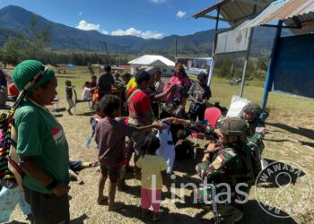 Peringati HUT TNI Ke-79, Satgas Yonif 323 Gelar Pelayanan Kesehatan Dan Berbagi Pakaian