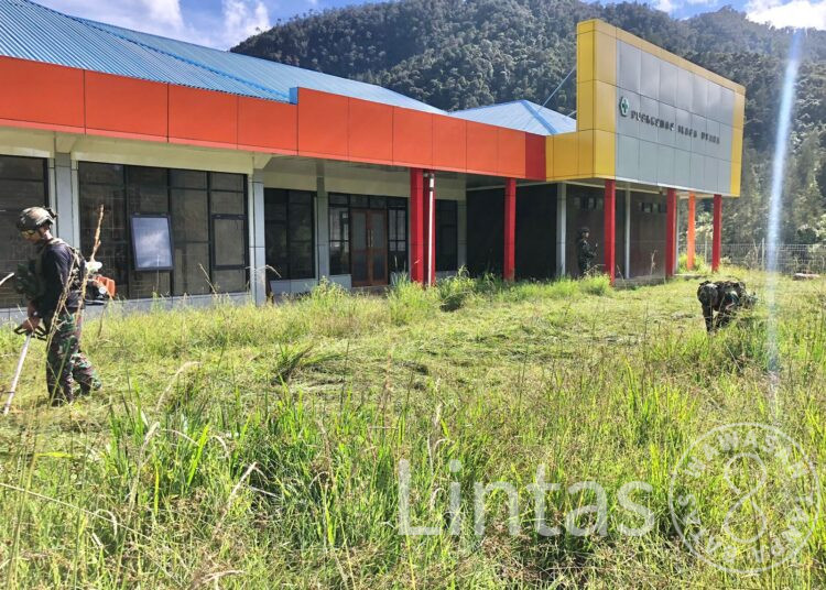 Sambut HUT Ke-79 TNI Satgas Habema Bersihkan Puskesmas Mayuberi