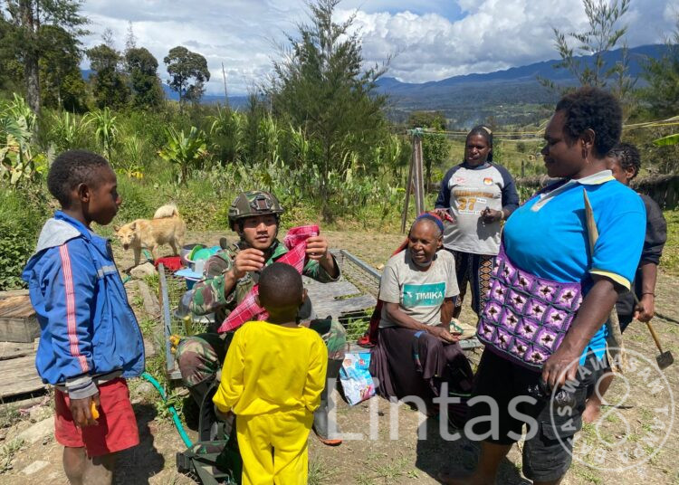 TNI Manunggal Dengan Rakyat, Satgas Yonif 323 Keliling Kampung Mengatasi Kesulitan Masyarakat
