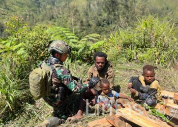 Warga Puyagiya Antusias Sambut Pelayanan Kesehatan Satgas Habema