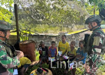 Papua Pintar Satgas Marinir Habema Disambut Gembira Anak-Anak Muara