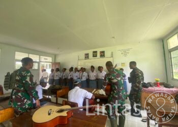 Ekspresikan Seni Musik, Satgas Yonif 323 Buaya Putih Adakan Pelatihan Alat Musik Kepada Anak Papua
