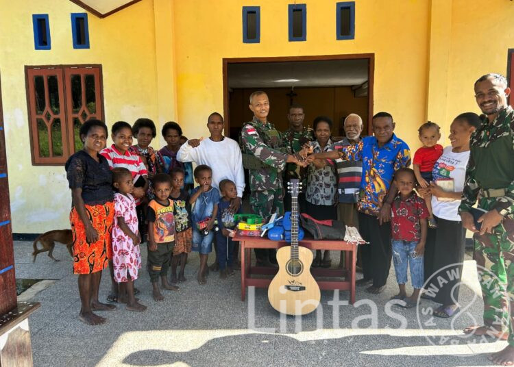 Bantuan Kasad Melalui Satgas Habema Disambut Antusias Warga Aifat