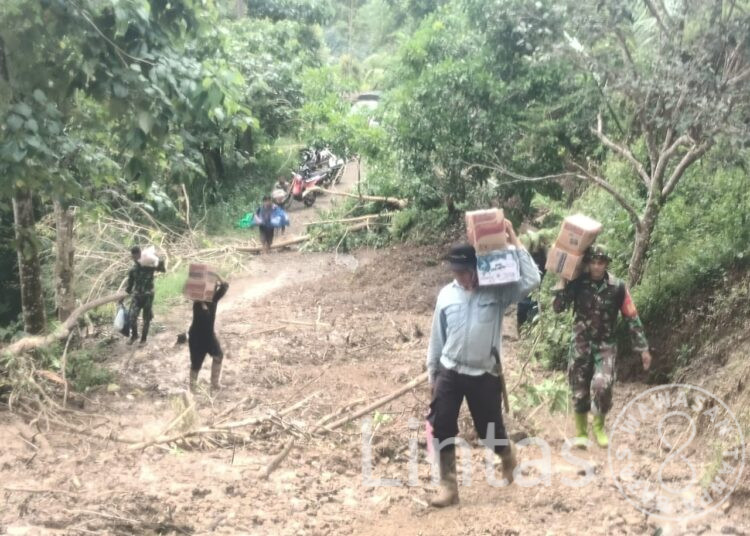 Personel Kodim 1419/Enrekang Bersama BPBD Kab. Enrekang Bantu Atasi Bencana Longsor di Dusun Rampanan Desa Tallang Rilau Kec. Bungin