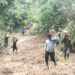 Personel Kodim 1419/Enrekang Bersama BPBD Kab. Enrekang Bantu Atasi Bencana Longsor di Dusun Rampanan Desa Tallang Rilau Kec. Bungin