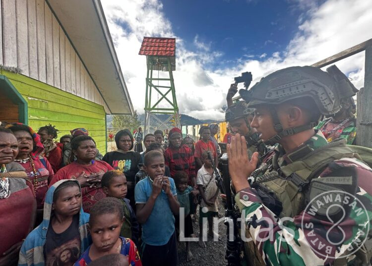 Sambil Patroli, Satgas Habema Bagikan Sembako Kepada Warga Bilogai