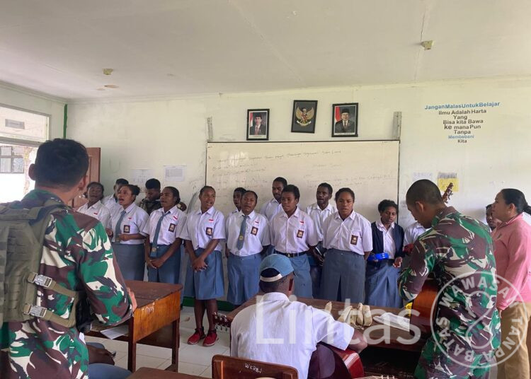 Komsos Satgas Habema Bangkitkan Semangat Pemuda Kago Latihan Musik