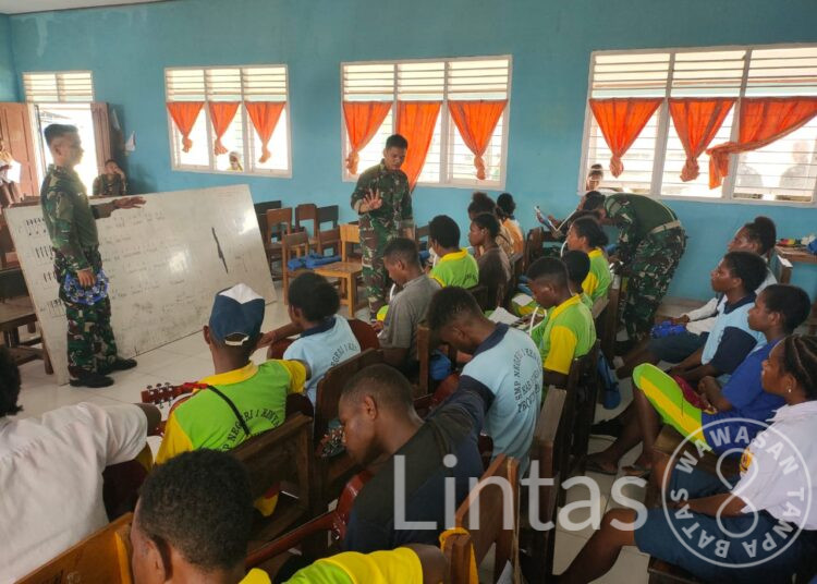 Semangat Pemuda Kenyam Latihan Musik Bersama Satgas Habema