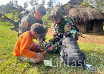Pakaian Gratis Satgas Yonif 323 Buaya Putih, Bahagiakan Masyarakat Jenggernok
