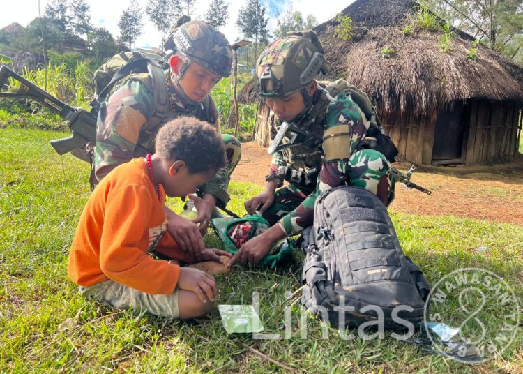 Pakaian Gratis Satgas Yonif 323 Buaya Putih, Bahagiakan Masyarakat Jenggernok