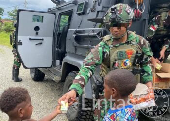 Anak-Anak Tomonsatu Sambut Gembira Komsos Satgas Marinir Habema