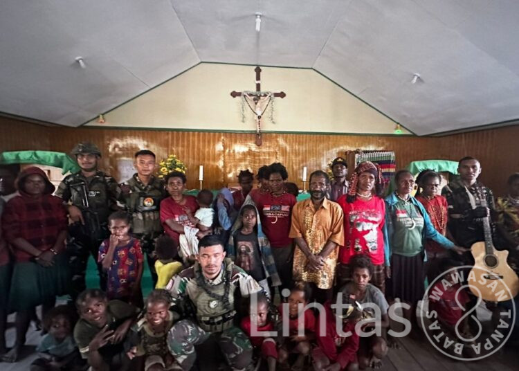 Warga Bilogai Semangat Latihan Musik Bersama Satgas Habema