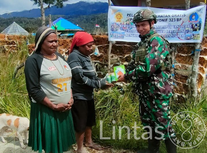 Tingkatkan Produktivitas Lahan Kosong, Satgas Yonif 323 TK Eromaga Berikan Bibit Sayuran