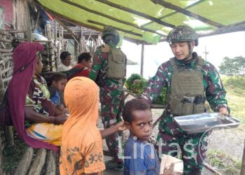 Berbagi Kasih TK Pintu Jawa Satgas Yonif 323, Dengan Bagikan Nasi Bungkus Untuk Masyarakat