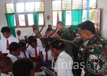 Anak-Anak Susumuk Semangat Latihan Musik Bersama Satgas Habema
