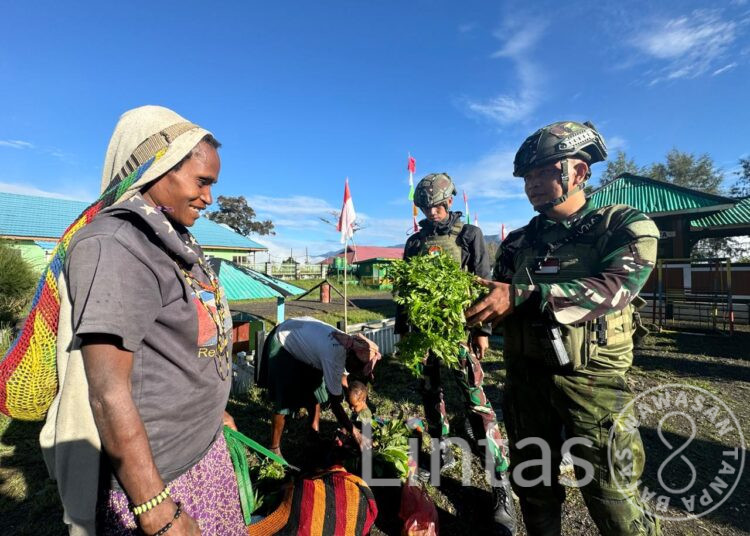 ROSITA Satgas Habema Bantu Perekonomian Warga Yoparu