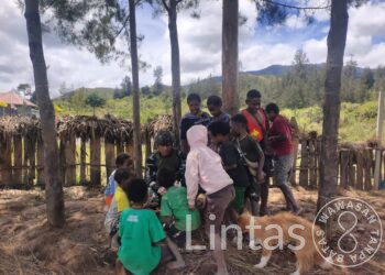 Kedekatan Prajurit Yonif 323 Buaya Putih Makan Bersama Anak Papua