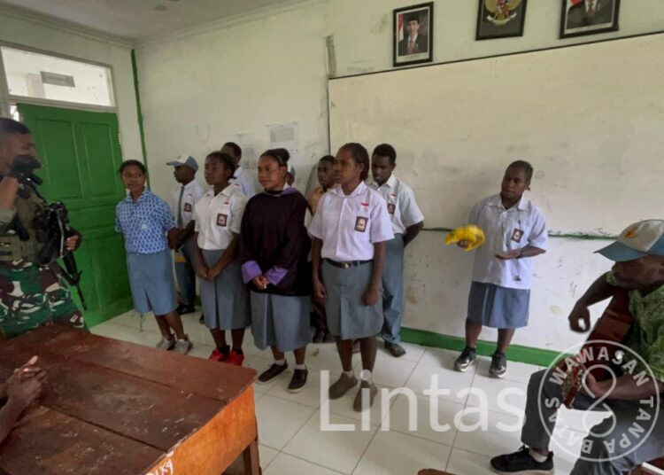 Satgas Yonif 323 Manfaatkan Jam Pelajaran Ekstrakulikuler Untuk Mengajar Musik di SMAN 1 Ilaga