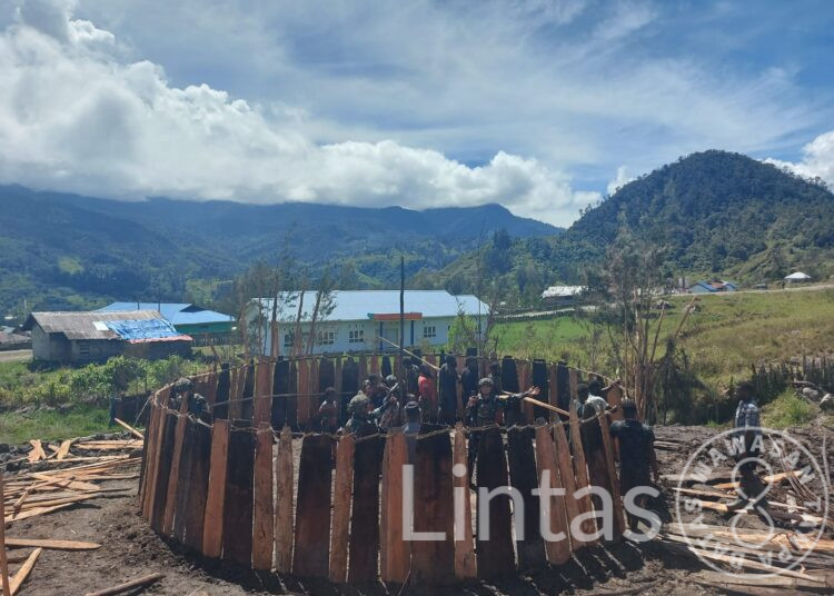 Satgas Habema Bersama Warga Yenggernok Gotong Royong Bangun Honai