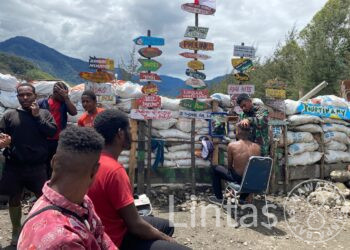 Satgas Yonif 323 Berikan Pelayanan Pangkas Rambut Gratis Kepada Pemuda Papua