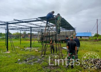 Warga Bombam Semangat Gotong Royong Bersama Satgas Habema