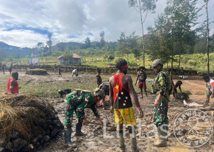 Bersihkan Lingkungan Bersama, Bukti Kedekatan Satgas Yonif 323 Dengan Masyarakat