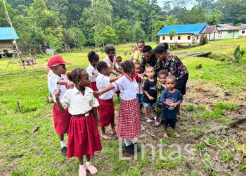 Guru Dan Siswa SD Asiafsaman Sambut Gembira Papua Pintar Satgas Habema