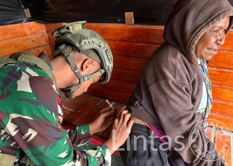 Pengobatan Gratis Satgas Habema Bahagiakan Warga Emondi