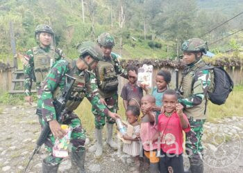 Satgas Mobile Yonif 323 Bawa Keceriaan Untuk Anak Papua
