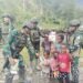 Satgas Mobile Yonif 323 Bawa Keceriaan Untuk Anak Papua