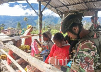 Komsos Satgas Marinir Habema Disambut Gembira Anak-Anak Tomonsatu