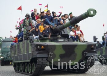 Silang Monas Bak Lautan Manusia, Antusias Saksikan Puncak HUT Ke-79 TNI