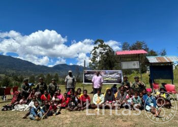 Dari Rakyat Untuk Rakyat, Satgas Yonif 323 Bagikan Sembako Dalam Rangka HUT TNI Ke-79