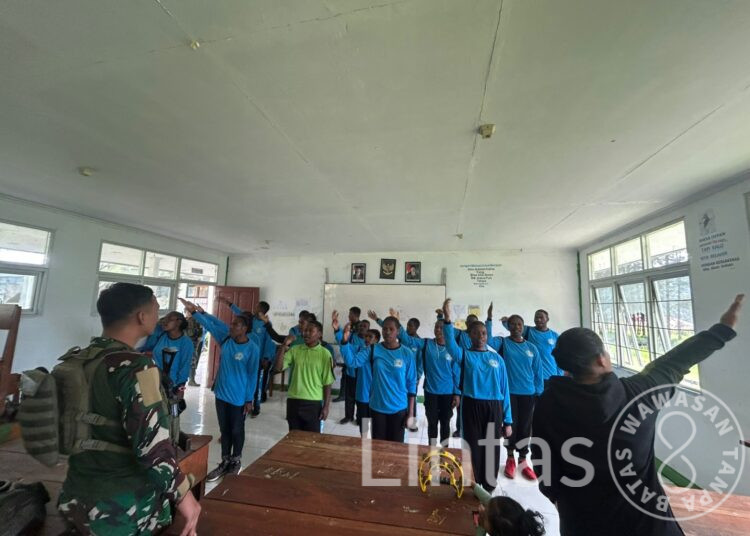 Kreativitas Satgas Mobile Yonif 323, Latihkan Pemuda-Pemudi Papua Bernyanyi Dan Bermain Musik