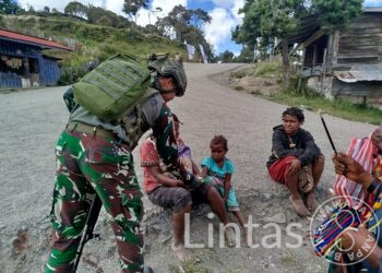 Patroli Satgas Habema Bagikan Sembako Disambut Gembira Warga Wandiga
