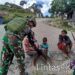 Patroli Satgas Habema Bagikan Sembako Disambut Gembira Warga Wandiga