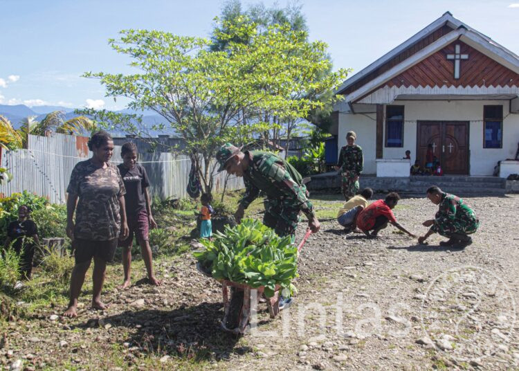Warga Dim Bersama Satgas Habema Gotong Royong Bersihkan Gereja Kenyam