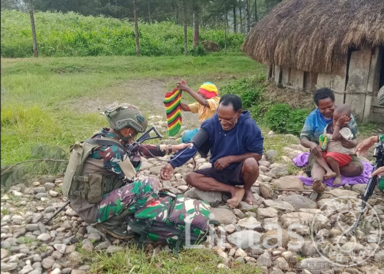 Beri Pelayanan Kesehatan, Satgas Yonif 323 Buaya Putih Blusukan Ke Kampung Pedalaman Papua