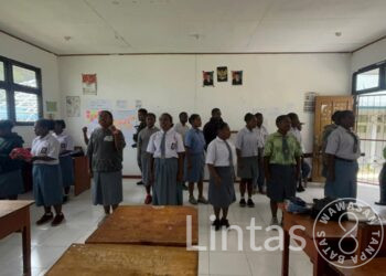 Keakraban Satgas Yonif 323 saat Latihkan Pemuda-Pemudi Papua Bernyanyi Dan Bermain Musik