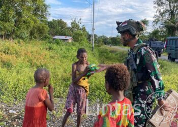 Komsos Satgas Marinir Habema Disambut Gembira Warga Kuaserama