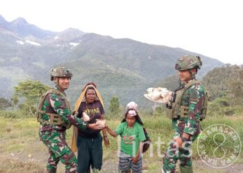 Aksi Berbagi Makanan Satgas Yonif 323 Buaya Putih Dalam Jum’at Berkah
