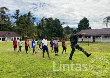 Anak-Anak Kamat Semangat Ikuti Pelajaran Baris-Berbaris Satgas Habema