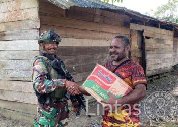 Tali Asih Paket Sembako Satgas Habema Disambut Bahagia Warga Kokamu