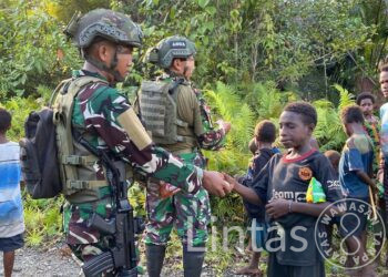 Warga Massi Sambut Gembira Komsos Satgas Marinir Habema