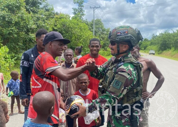 Warga Sokamu Sambut Gembira Komsos Satgas Marinir Habema