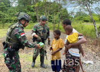 Warga Tomonsatu Sambut Gembira Komsos Satgas Marinir Habema