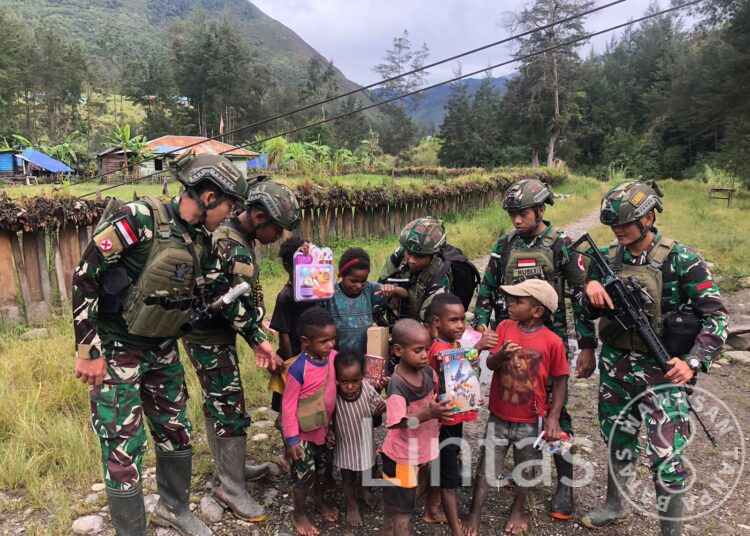 Tali Asih Sembako Satgas Habema Disambut Bahagia Warga Kondokwe