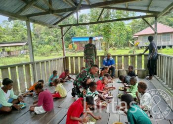 Sukacita Siswa SD Rimba Makan Siang Gratis Bersama Satgas Habema